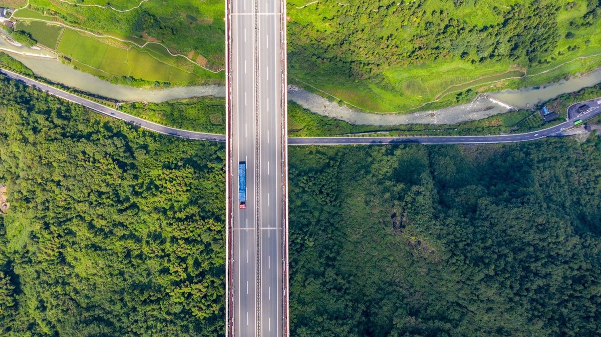 V Číně otevřou rekordní visutý most. Bude mít jen jeden pilíř